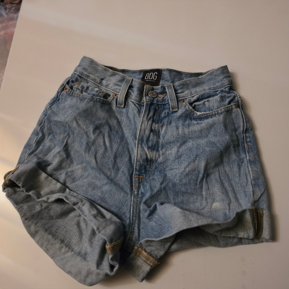 BDG Urban Outfitters Mom High Rise Denim Shorts Light Wash Blue Cuffed Size 24